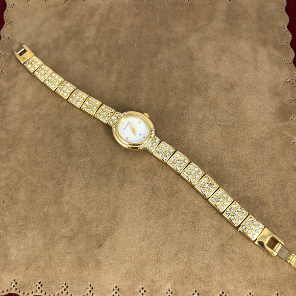 Elegant Vintage Bucherer Swiss Watch with Crystals - Picture 7 of 7